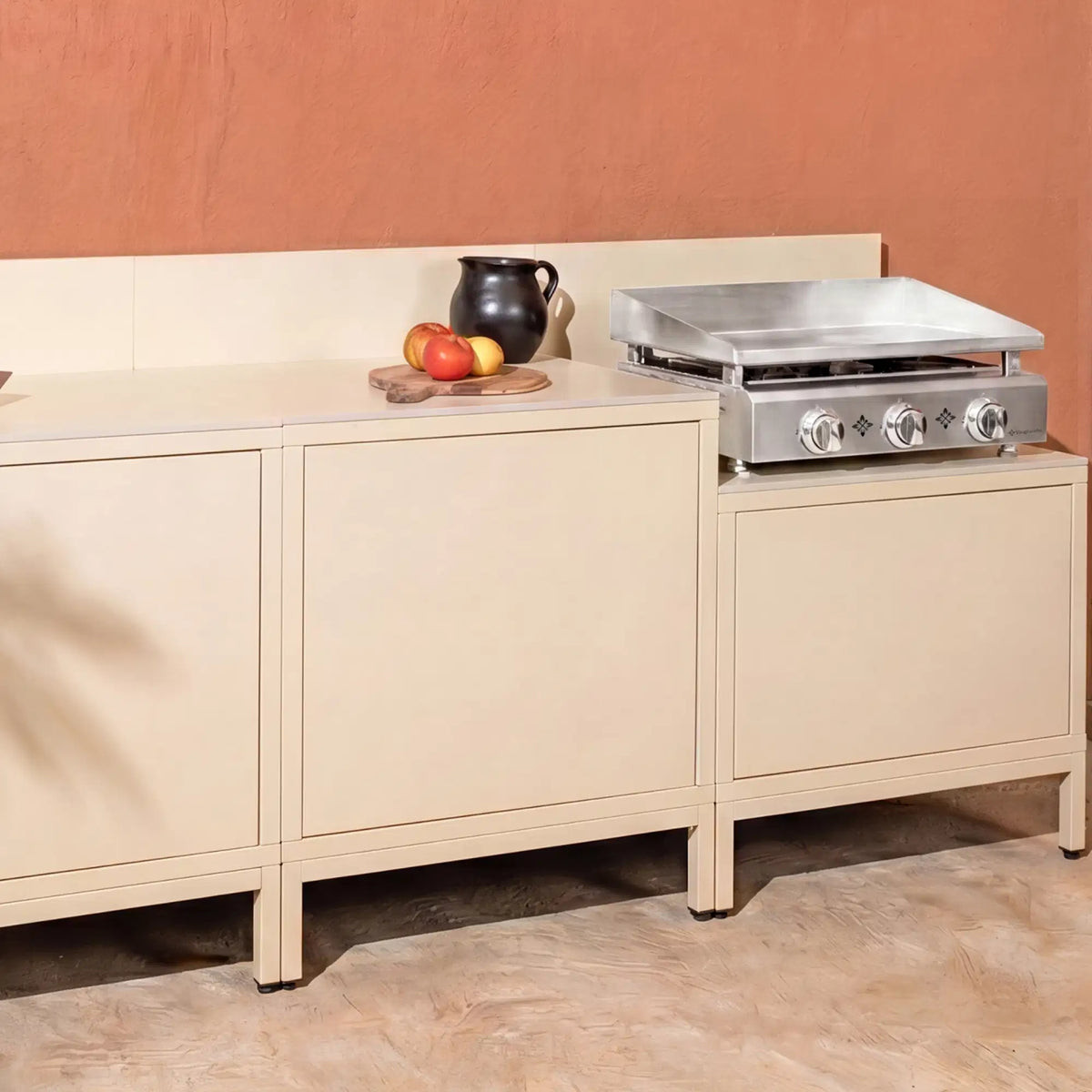 Cozinha exterior Pilotis branco creme com plancha Vivaplancha integrada.
::visuel:creme