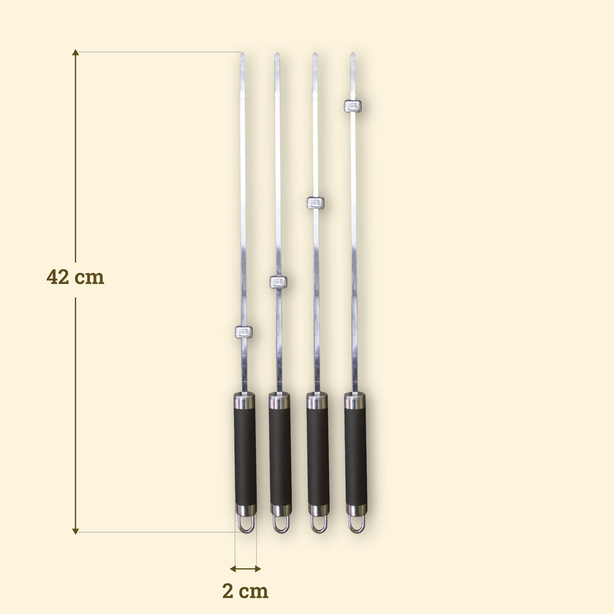 Lot de quatre brochettes inox de 42 cm avec bagues réglables et manches noirs équipés d’un anneau de suspension.