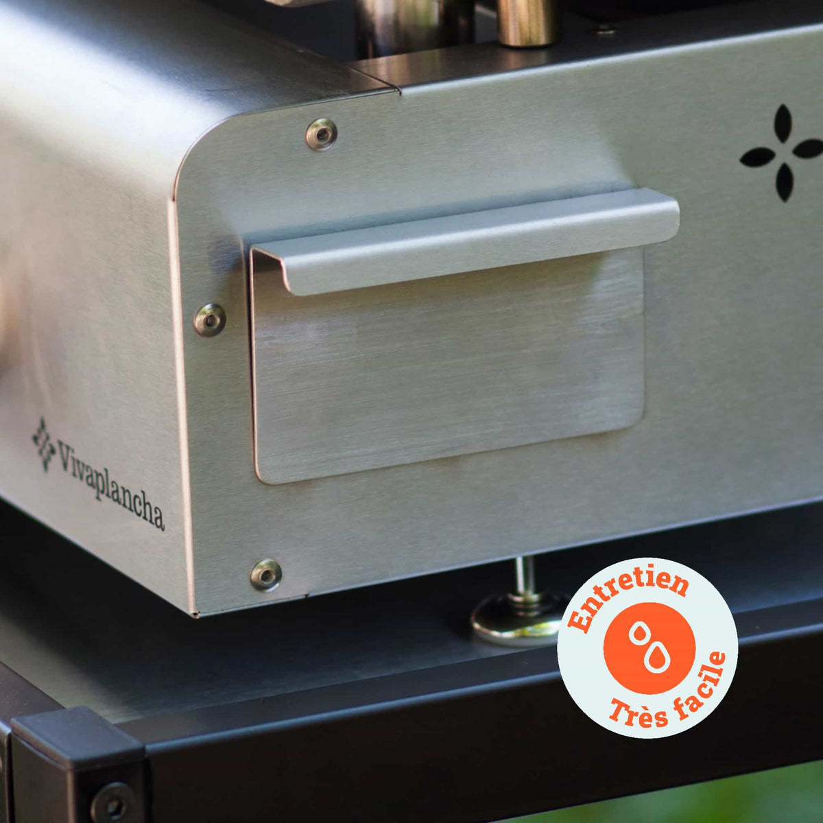 Foco no recuperador de gordura em inox de uma plancha Vivaplancha, com selo “Manutenção muito fácil” a indicar a simplicidade da limpeza.