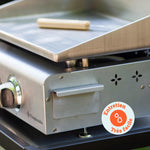 Plano aproximado da plancha Vivaplancha mostrando o coletor de gordura em inox e uma ferramenta de limpeza pousada na placa, com um crachá “Manutenção muito fácil”.