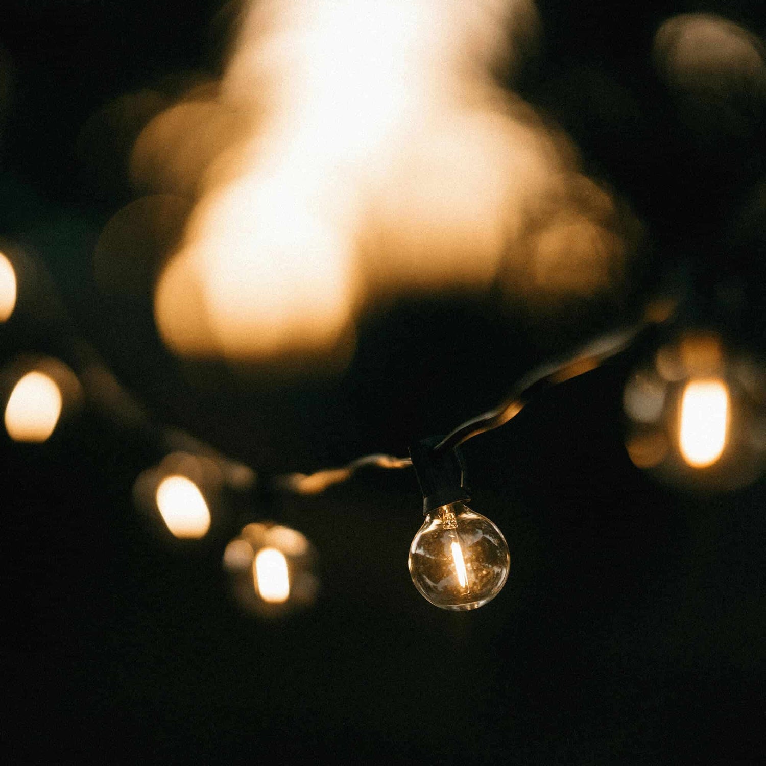 Grinalda luminosa Goya a difundir uma luz quente e suave, perfeita para criar um ambiente acolhedor no exterior nas noites de verão.