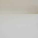 Vidéo montrant plusieurs bougies Totem S aux couleurs Rouge oxyde, Beige ivoire, Brun terre de sienne, Bleu marine et Vert d’eau. Les bougies sont disposées en piles puis allumées, révélant leurs mèches en bois et la flamme, avant de s’éteindre avec une légère fumée.