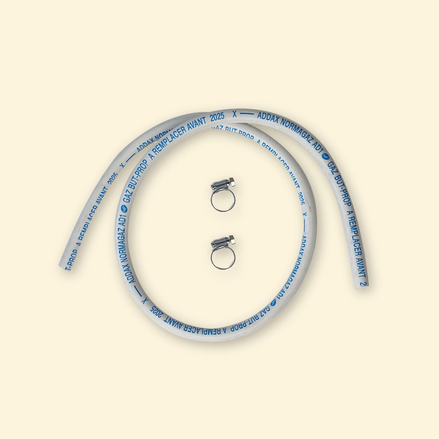 Tuyau de gaz blanc certifié butane/propane avec marquages bleus, accompagné de deux colliers de serrage métalliques, présenté sur fond uni clair.